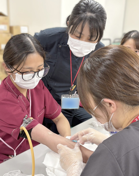 同期研修医も一緒に採血練習