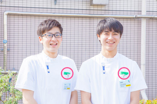 新人の目印は緑色のチーフ。1人にさせない手厚い教育!