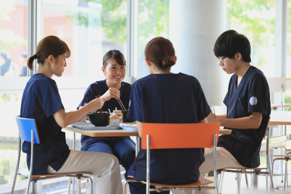 開放的な職員食堂の画像