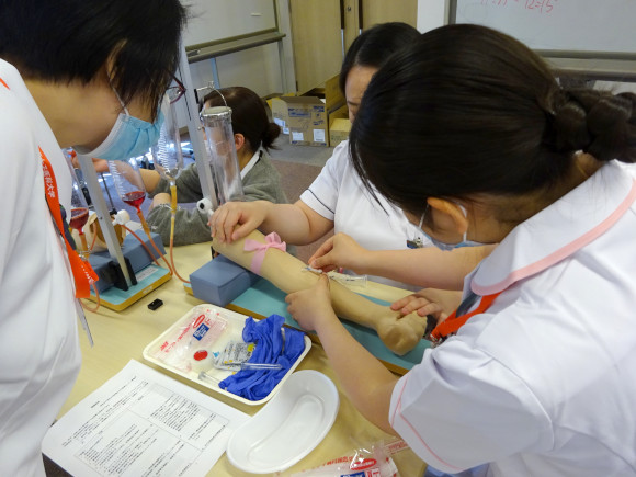 採血研修の様子