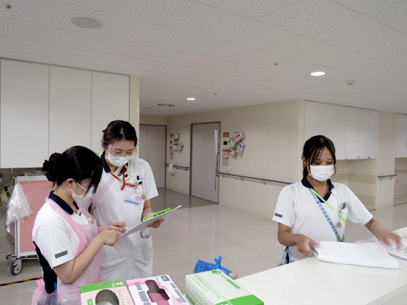 病棟でも先輩がしっかり指導をしています