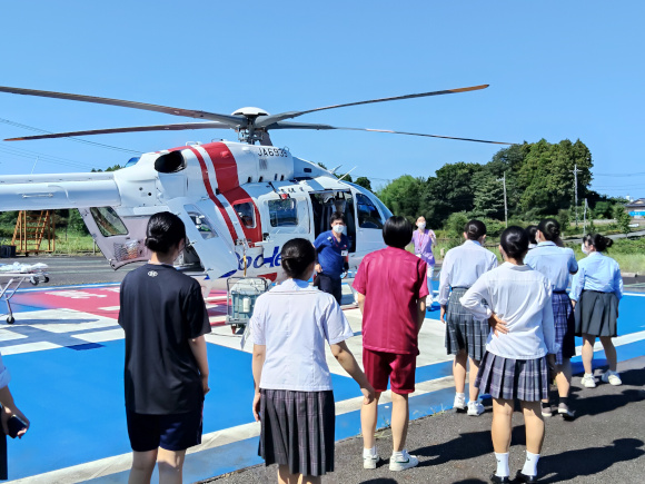 高校生にドクターヘリについて説明する様子