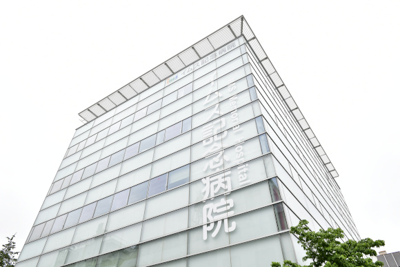 キレイな外観と開放感のある院内