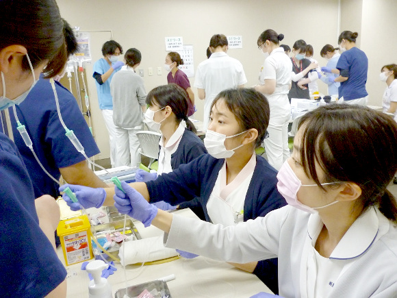 万全の感染対策のもと新人研修を行っていますの画像