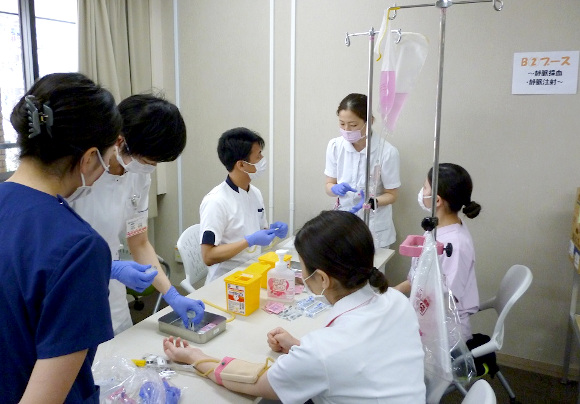 万全の感染対策のもと新人研修を行っていますの画像