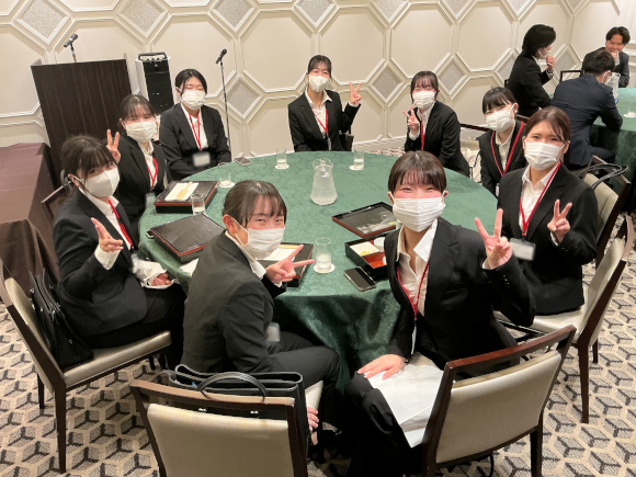 入職式での昼食休憩