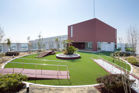 自然を感じながらリハビリできる屋上ガーデン