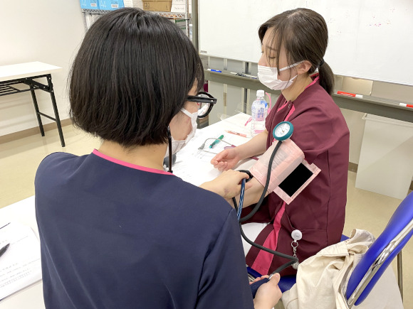 側臥位での食事介助