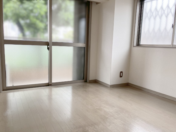 大きな窓と明るい室内