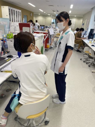 困ったときには先輩に相談します