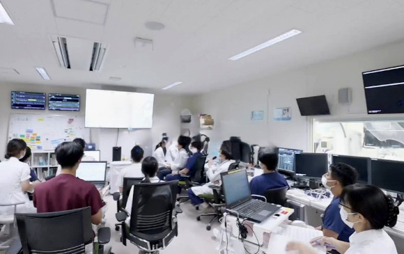 チーム医療で活躍する看護師たちの画像