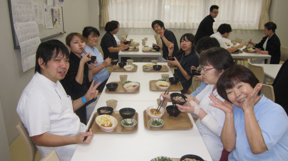 明るい社員食堂で、お腹も心もいっぱいに♪の画像