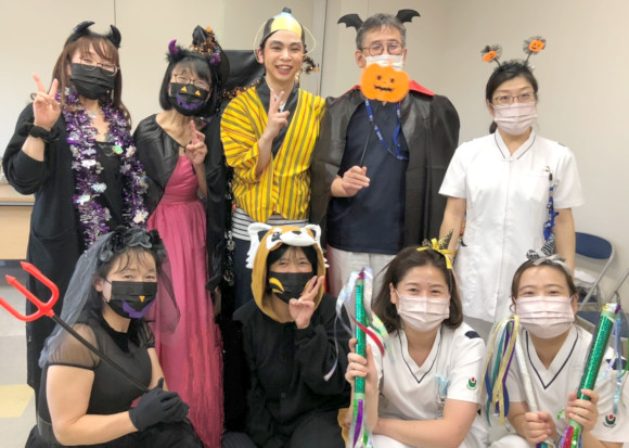 ハロウィンの仮装したスタッフが集合!