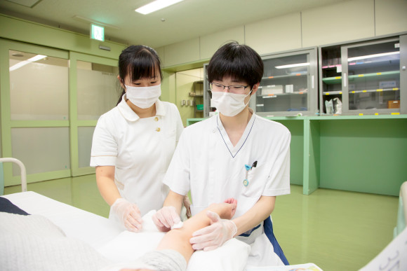 プリセプターが現場で指導している様子