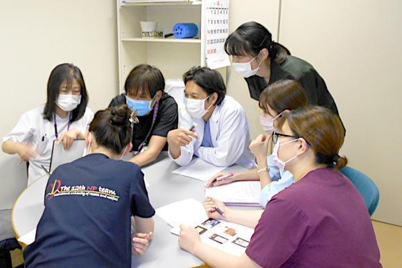 看護師の働く様子の画像