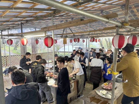 宿泊研修でのバーベキューの様子
