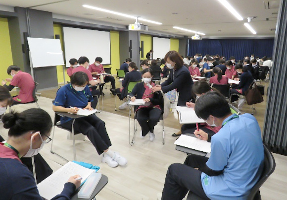 社会人としての一歩を支える新人教育の画像