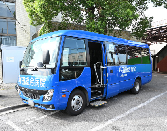 無料送迎バス、職員用駐車場の画像