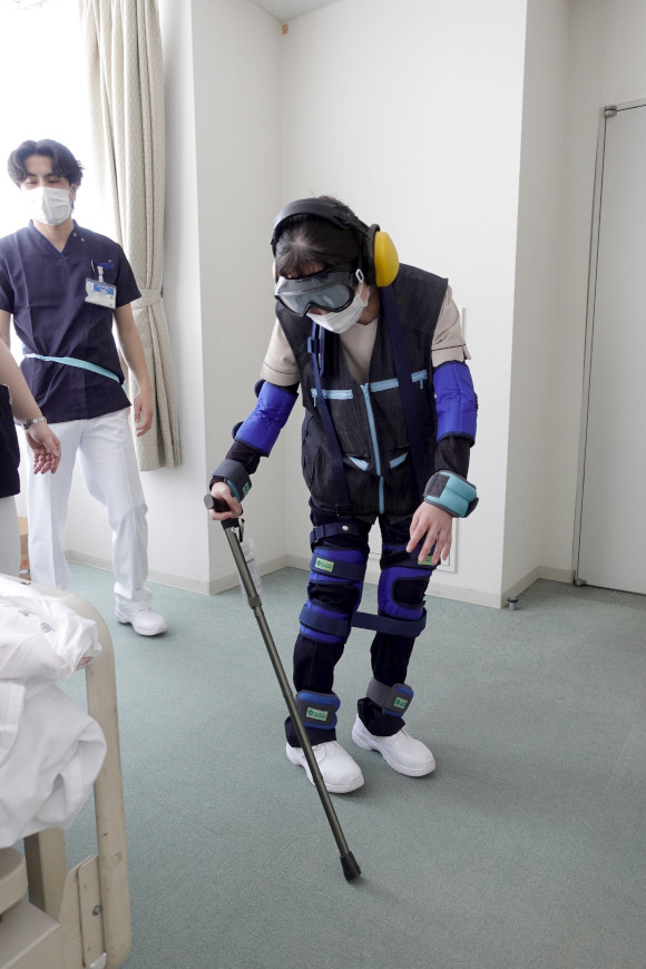 高齢者の視点を体感する擬似老人体験の様子