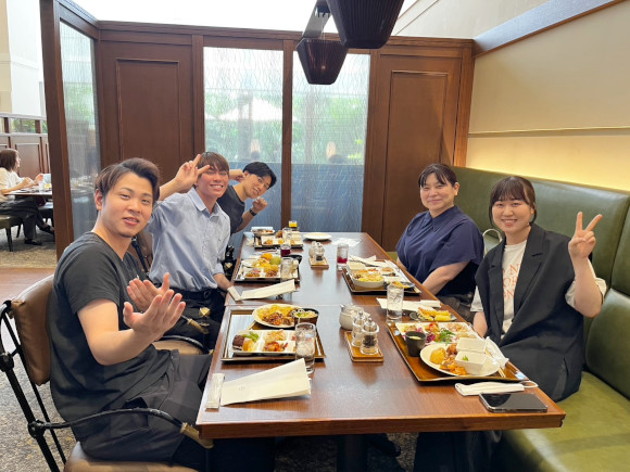 ホテルブッフェでの食事の様子