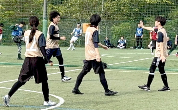 シュートが決まりハイタッチ！