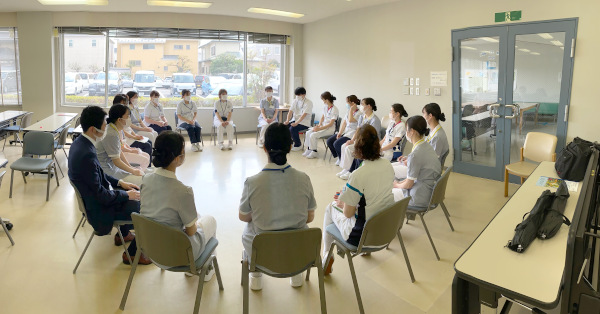 輪になって座る、インターンシップに参加した看護学生と先輩看護師たち