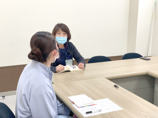 意見交換会で意見を交わすスタッフと参加学生