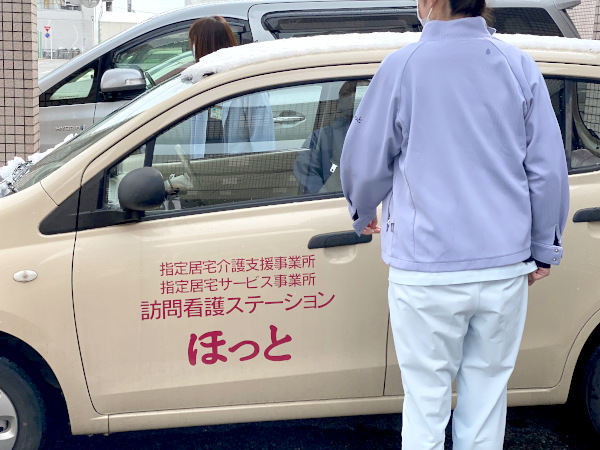 訪問看護の車に乗り込む様子